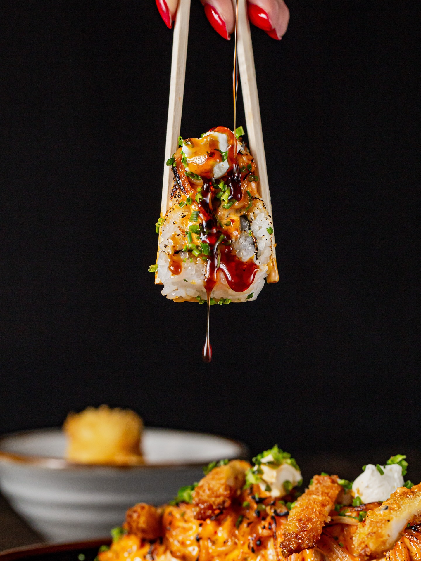 Pieza de sushi con salsa